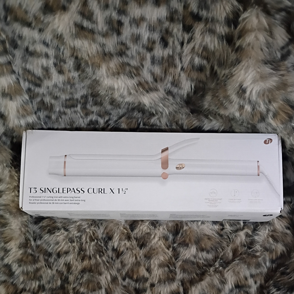 NEW!!! T3 Singlepass Ceramic Curl X 1.25 In. Curling Iron in White / Rose Gold